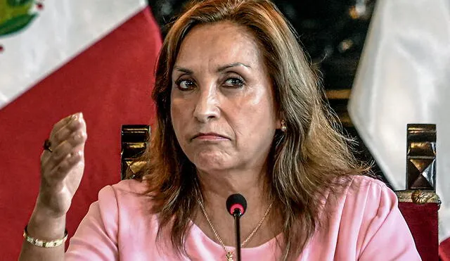 Dina Boluarte aceptó pocas preguntas cuando declaró por el caso Rolex. Foto: AFP
