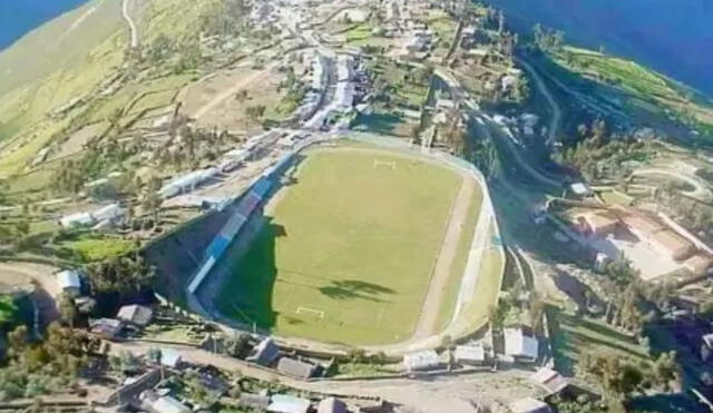 El estadio del centro poblado de Oxapata luce imponente en medio de un hermoso paisaje. Foto: Facebook.