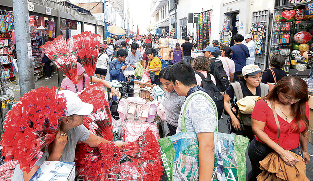 14 horas. Así lucía ayer Mesa Redonda. Los clientes acudieron por miles en busca de regalos por el Día de la Madre. Foto: Félix Contreras / La República