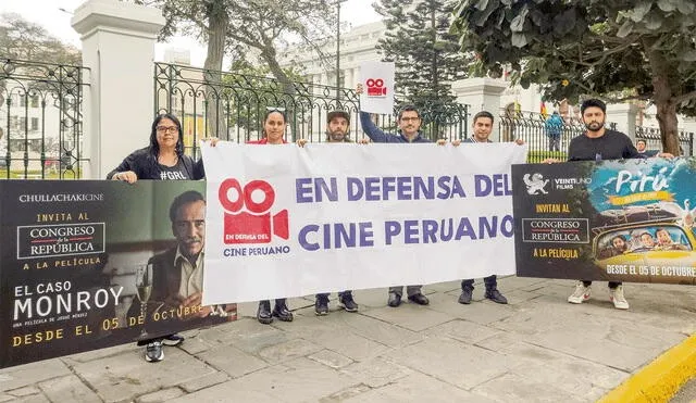 Parte del colectivo En defensa del cine peruano llegó al Congreso.