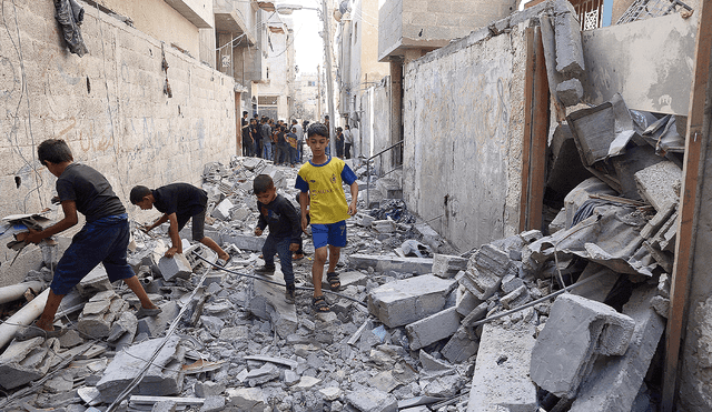 Crisis humanitaria. Más de 100.00 civiles gazatíes, con niños, ancianos y mujeres, han iniciado su desplazamiento forzado en medio de nuevos bombardeos. Foto: AFP