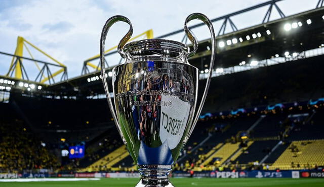 El trofeo de la Champions League se ha paseado por los estadios donde se jugaban las semifinales. Foto: AFP