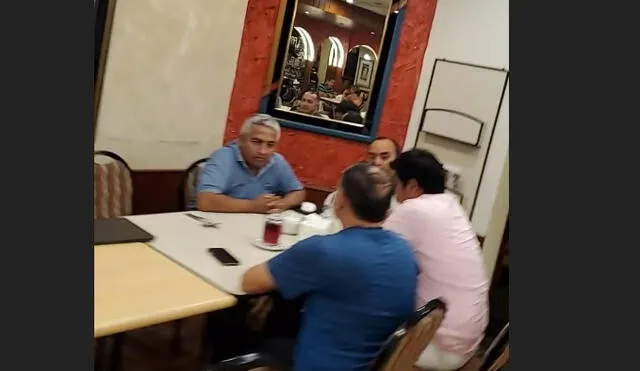 Al fondo, el coronel Martín "Conejo" Gonzáles, en el restaurante Britania. Con polo azul, el secretario de la Inspectoría PNP, coronel PNP Romel Díaz Paz.