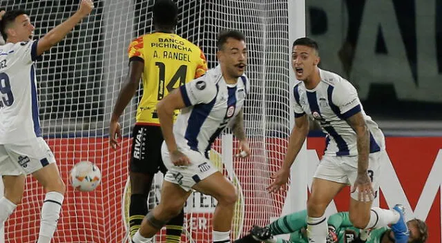 Matías Catalán anotó el primer gol de Talleres sobre Barcelona SC. Foto: AFP.