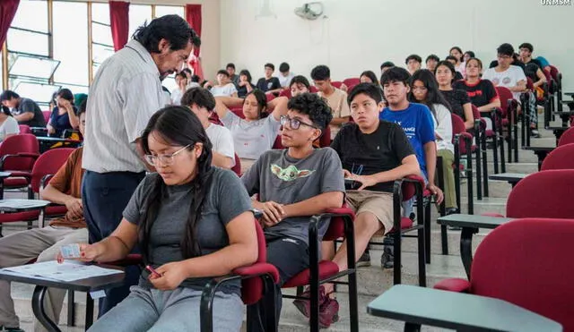 Cientos de estudiantes compiten para obtener una vacante en la UNMSM. Foto: Andina
