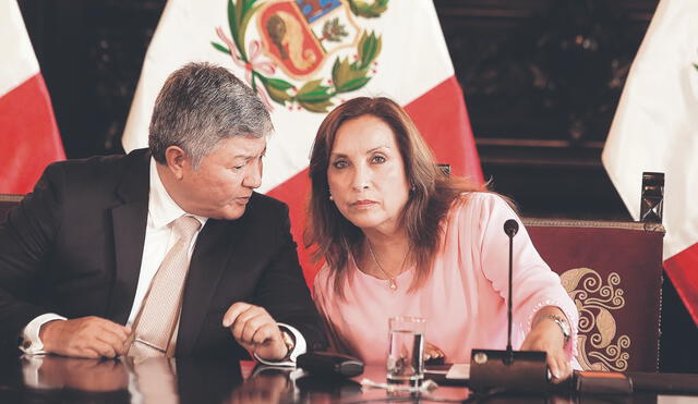 Abogado. Mateo Castañeda y Dina Boluarte el día que quiso explicar sobre las joyas de la presidenta. Foto: John Reyes