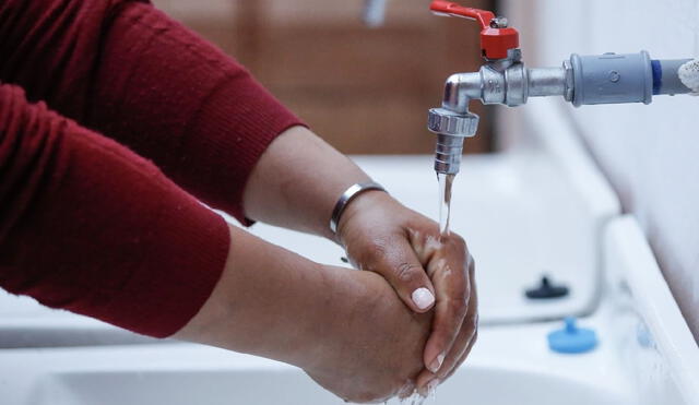 El corte del servicio de agua se llevará a cabo por trabajos de retiro de planchas metálicas, mantenimiento y otros, según Sedapar. Foto: Andina