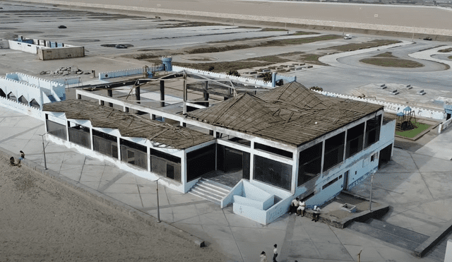 La edificación se ubica solo a unos metros de la playa Costa Azul. Foto: Captura Julito TV.