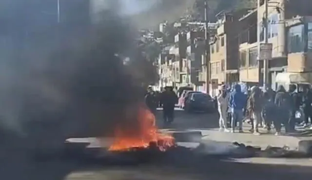 Protestantes bloquean vías con llantas en llamas y generan caos en la ciudad. Foto: captura de Exitosa