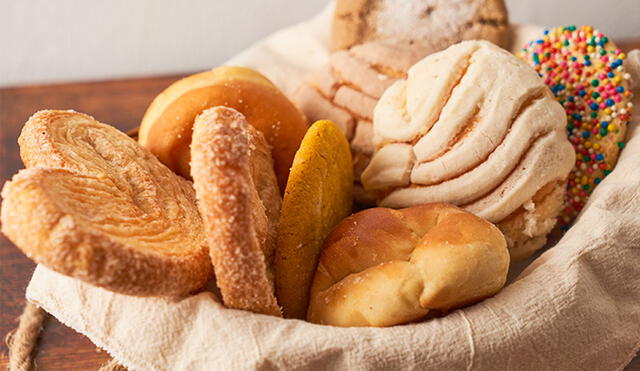 El pandebono es un panecillo colombiano elaborado con ingredientes como almidón de yuca, fécula de maíz, queso, huevo y bocadillo. Foto: Saborearte