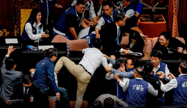 No es la primera vez que ocurre en Taiwán un episodio surrealista, ya que en 2020 legisladores del KMT lanzaron vísceras de cerdo al suelo de la cámara. Foto: RT