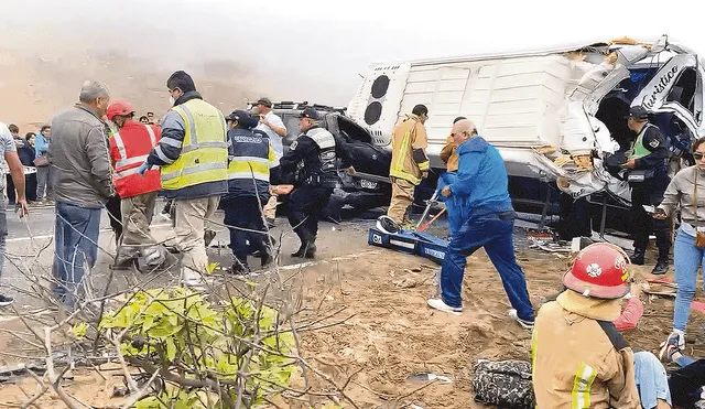 Trágico. La miniván en donde murieron los dos hermanos quedó de lado, encima de una camioneta, a la altura del kilómetro 67.5 de la Variante de Pasamayo. Foto: difusión