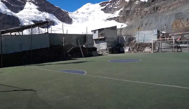 En el Perú se encuentra la cancha de fútbol más alta del mundo que sorprenderá a muchos. Foto: captura de YouTube/Luisito Comunica