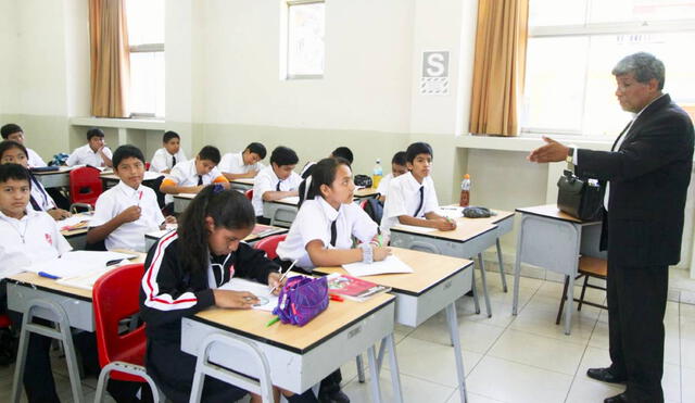 Un profesor de primaria puede ganar en promedio S/1.967 en el ámbito privado. Foto: Andina