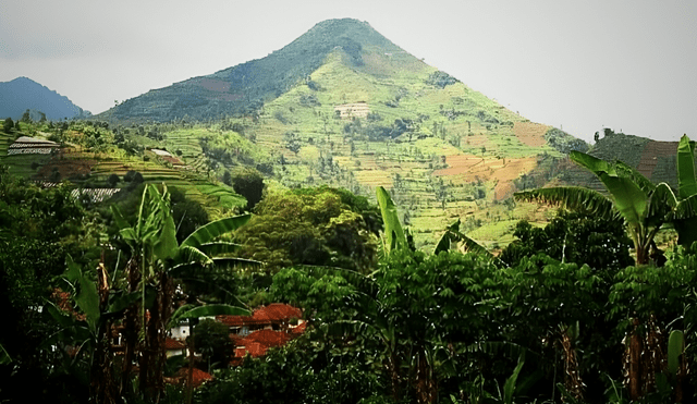La pirámide se construyó encima de un volcán inactivo en Java Occidental. Foto: kompasiana.com