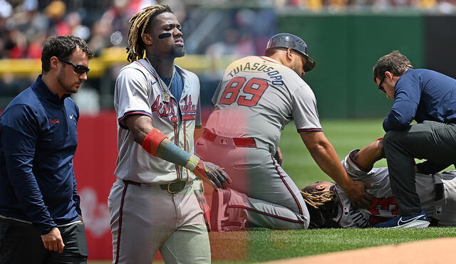 Ronald Acuña Jr. sufrió esta durísima lesión mientras se disputa la primera entrada del juego entre Braves vs. Pirates en la MLB. Foto: composición LR/AFP