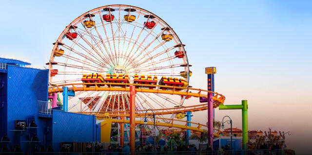 Este parque tiene cuatro montañas rusas principales. Foto: Mercado