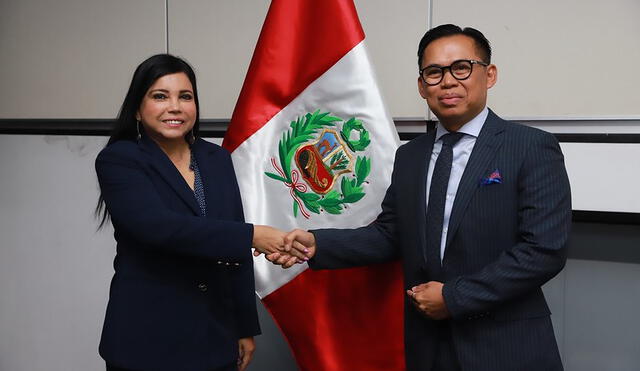 La ministra Elizabeth Galdo y el embajador de Indonesia en Perú, Ricky Suhendar inician diálogo. Foto: Difusión