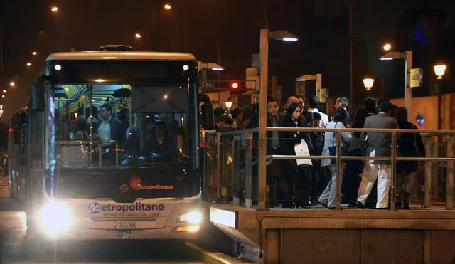 Usuarios reportan demora en sistema del Metropolitano. Foto: Andina