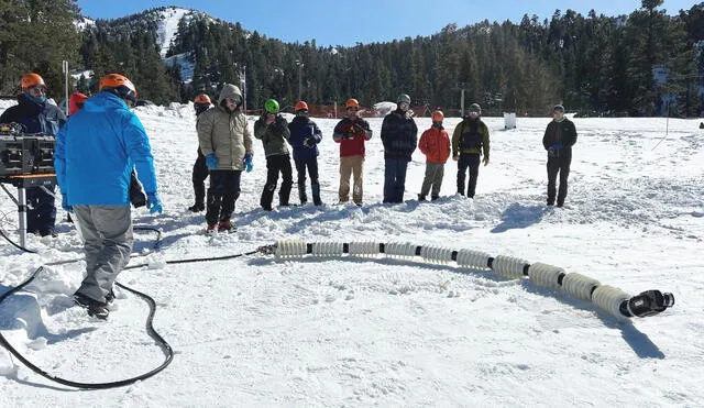 Científicos probando el movimiento del robot serpiente de la NASA. Foto: NASA/JPL