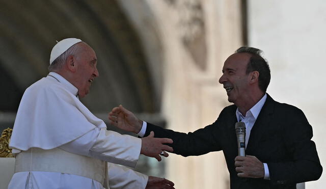 Roberto Benigni acaparó la atención durante la misa de clausura de la primera Jornada Mundial de los Niños. Foto: Filipo Monteforte / AFP