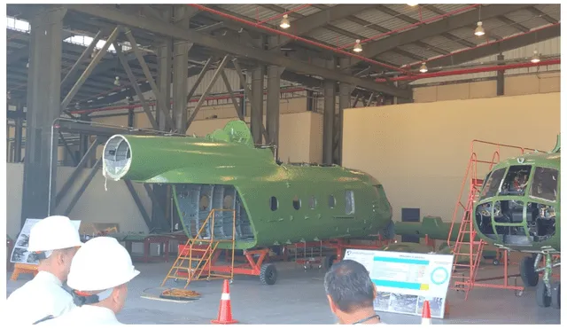 Uno de los helicópteros en proceso de reparación en Centro de Mantenimiento del Ejército (CEMAE).