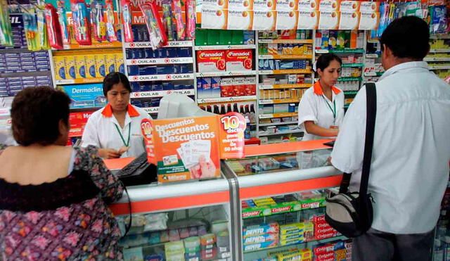 El ministro de Salud, César Vásquez, destacó que la Ley 32033 permitirá ofrecer medicamentos genéricos a precios accesibles en las farmacias. Foto: Andina
