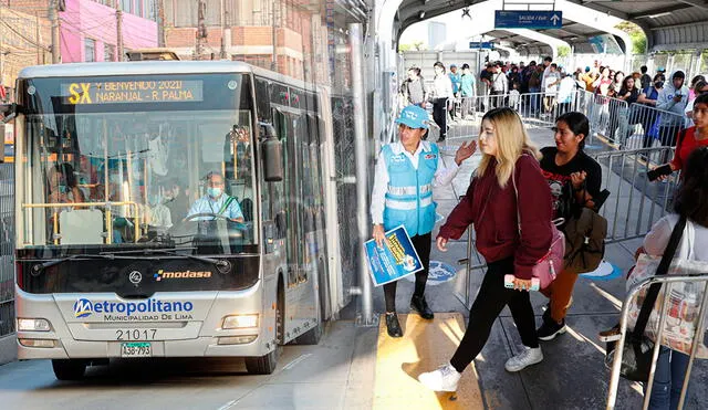 ¡Atención! Conoce en esta nota quiénes pueden viajar gratis en el Metropolitano. Foto: Composición LR/Andina.