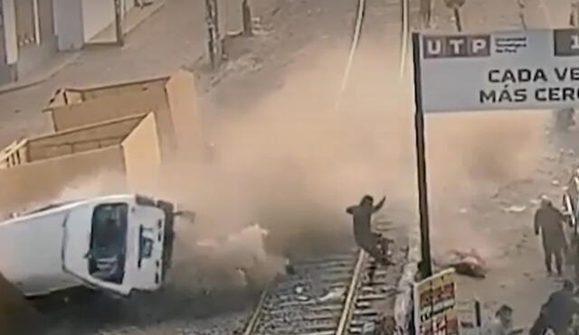 Transeúnte logra escapar del vehículo fuera de control. Foto: Foto captura América tv