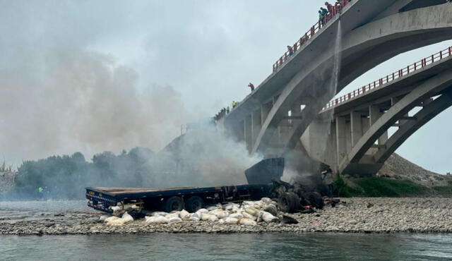 Vehículo se prendió en llamas tras caer de más de 10 metros. Foto: Martín Ayllon