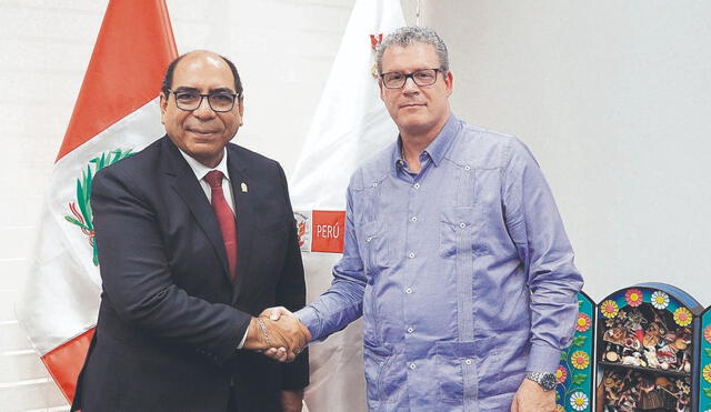 Juntos. Jefe de la nueva Sunedu, Manuel Castillo, y el ministro de Educación, Morgan Quero, en amistoso saludo. El segundo debe llamar al orden al primero. Foto: difusión