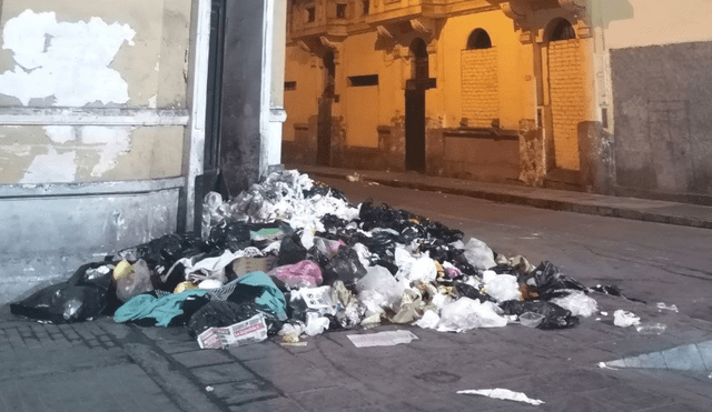 Calles de Cercado de Lima amanecen llenas de basura. Foto: Difusion