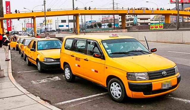 La ATU informó que los taxistas registrados como taxis ejecutivos deben cumplir con la normativa de tener sus vehículos de un solo color.  Foto: Andina