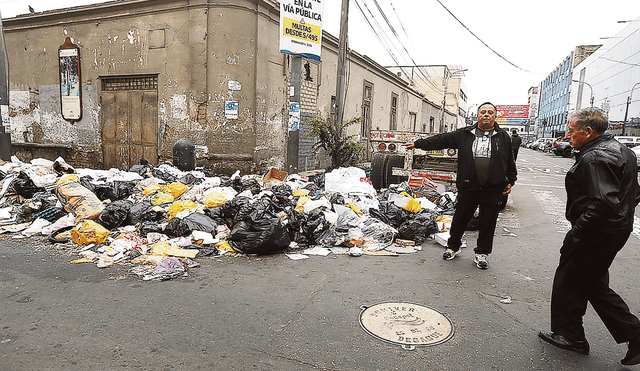 Abandono. Bolsas de desperdicios se siguen amontonando al pasar los días, denuncian vecinos. Exigen soluciones al alcalde. Foto: Félix Contreras / La República
