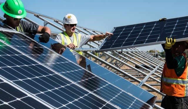 Panel fotovoltáico. Las RER son las energías renovables no convencionales, e incluyen a solares y eólicas. Cabe señalar que una hidroeléctrica también es renovable, pero convencional. Foto: difusión