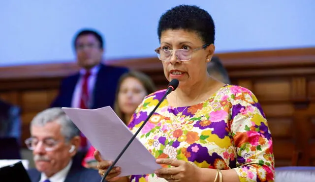 Martha Moyano preside la Comisión de Constitución. Foto: Congreso