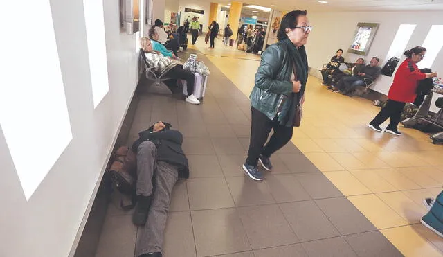 Varados. Muchos pasajeros permanecen en los pasillos del aeropuerto, a la espera de que reprogramen sus vuelos. La mayoría ya no tiene recursos para solventar su alimentación. Foto: Félix Contreras