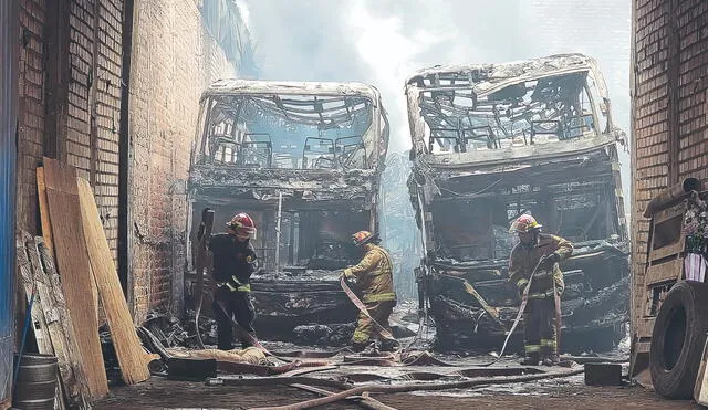 Chatarra. Buses de dos niveles quedaron inservibles. El local donde ocurrió el siniestro no brindaba garantías. Foto: Rosa Quincho - URPI LR