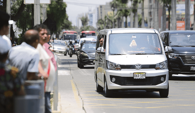 Sin control. Los colectiveros se hacen pasar por taxistas cuando la policía o la ATU los interviene con pasajeros. Foto: John Reyes / La República