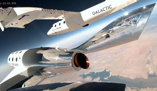 Un par de naves espaciales de Virgin Galactic sobrevolando la Tierra. Foto: Virgin Galactic