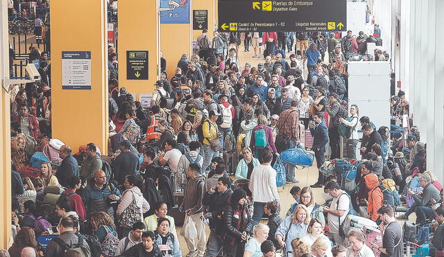 Vergonzoso incidente. Deberán compensar a más de 10.000 pasajeros afectados tras la falla de las luces de pista de aterrizaje del aeropuerto Jorge Chávez. Foto: Félix Contreras