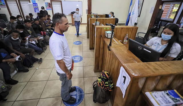 Mujeres y niños son algunos de los más afectados por la crisis migratoria, enfrentando situaciones difíciles en su búsqueda de una vida mejor. Foto: EFE