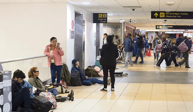 Varados. Desde hoy, los miles de afectados podrán canalizar sus reclamos y denuncias. Foto: Félix Contreras / La República