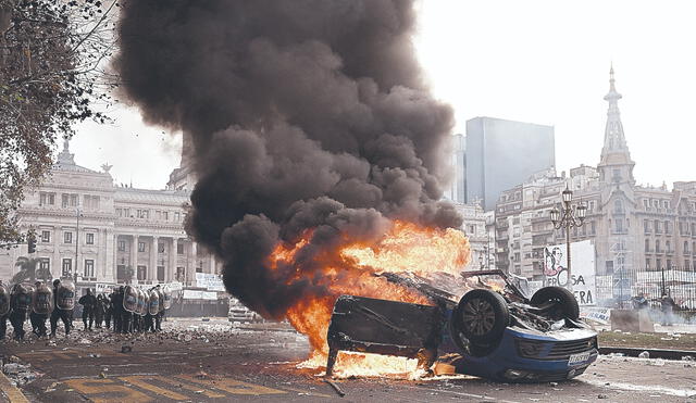 Violencia. La cuenta de la presidencia argentina felicitó a fuerzas de seguridad por “su excelente accionar reprimiendo”. Foto: AFP