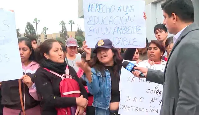 Padres exigen la reconstrucción del centro educativo. Foto: captura/América TV