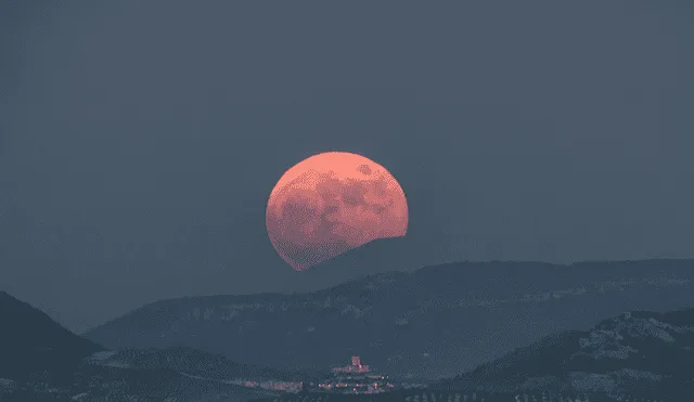 La luna llena de junio es conocida como luna de fresa. Foto: Antonio Marmol Gómez/Flickr