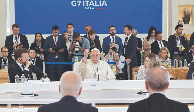 Histórico. El sumo pontífice se convirtió en el primero en participar en la cumbre. Instó a los jefes de Estado a procurar una sana política por el bien común. Foto: AFP