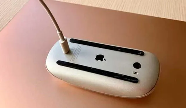 Para cargar el 'ratón' de Apple es necesario que lo voltees. Foto: Applesfera