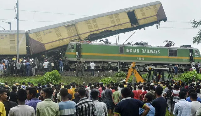 Según informaron la policía y las autoridades ferroviarias, el accidente en la India se generó luego que un tren ignoró una señal y chocó por detrás contra un vagón exprés de pasajeros. Foto: AFP