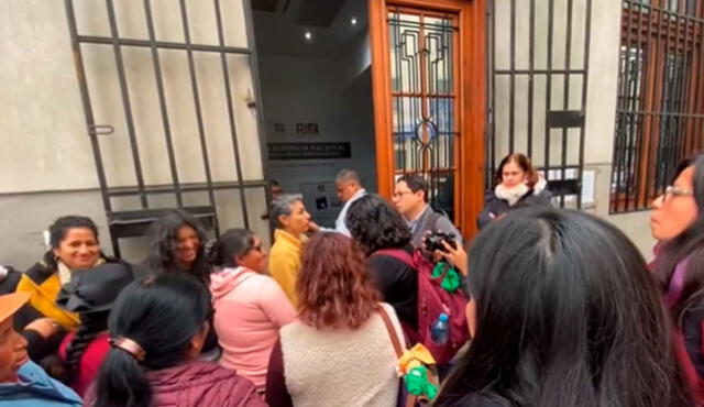 Familiares y psicólogas de las víctimas esperan ingresar a la audiencia del caso Manta.Foto: DEMUS